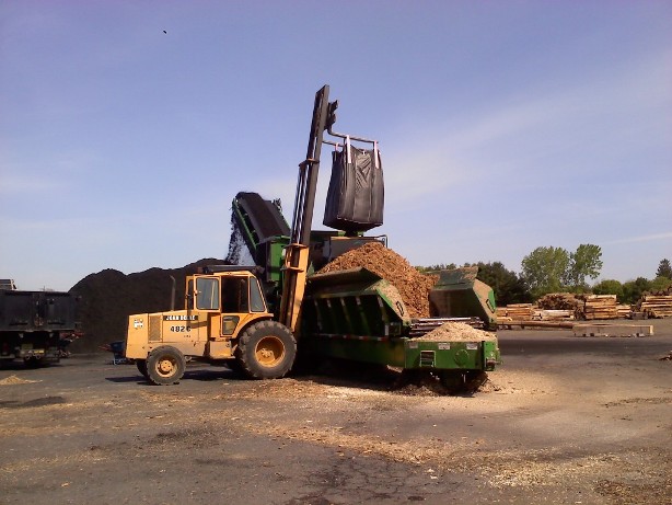 Processing Natural Mulch Into Black Dyed Mulch